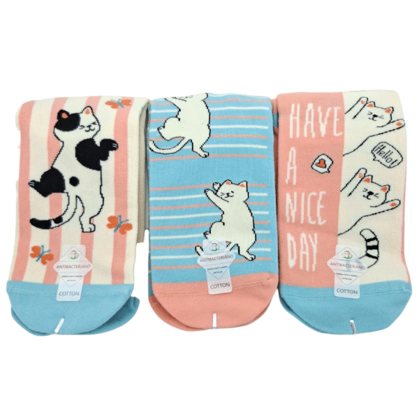Calcetines azules y coral con gatos
